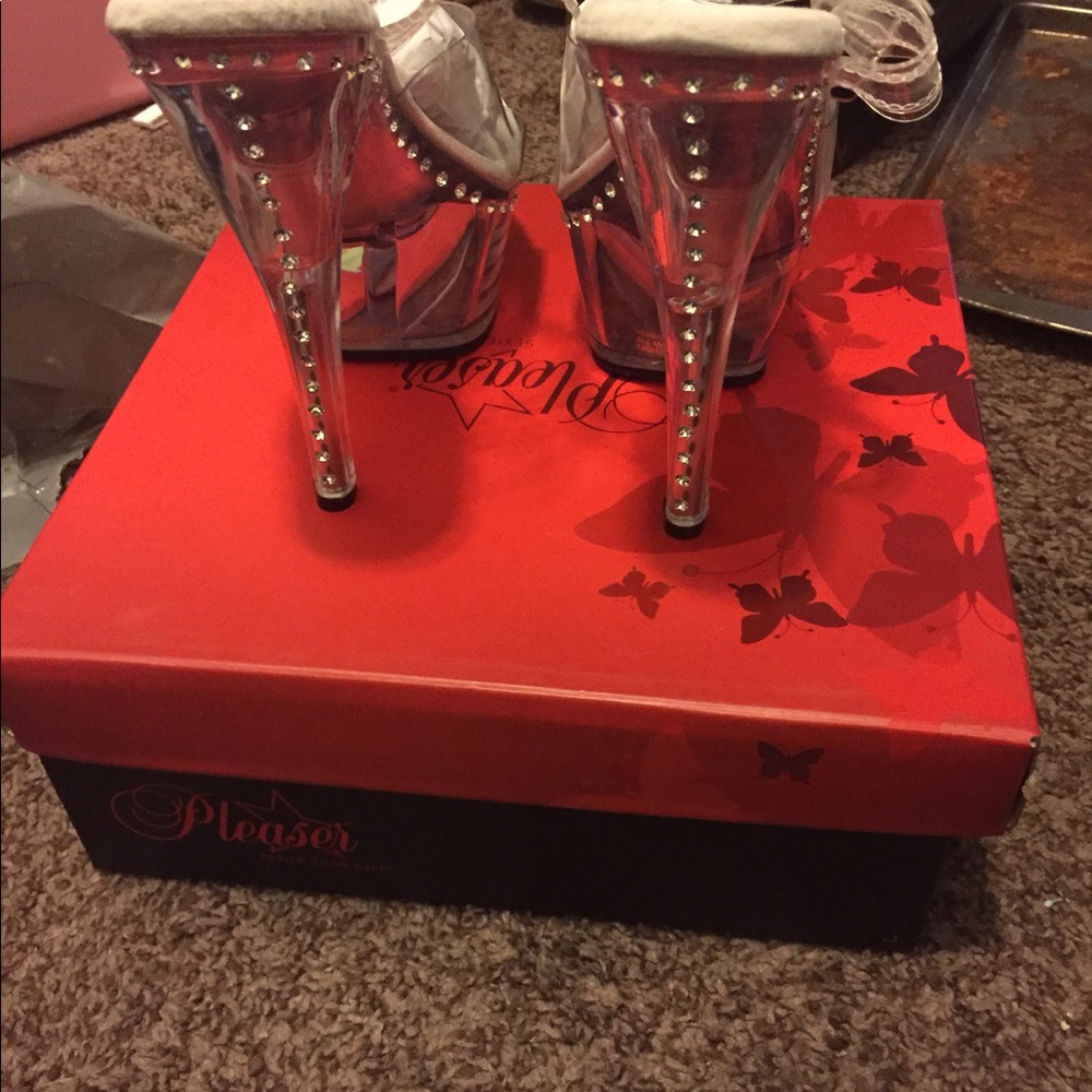 NEW NEVER WORN COMP HEELS